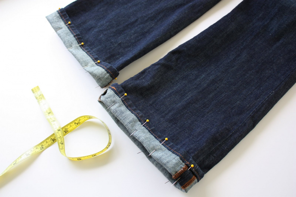 Подшить низ брюк (клеш, ширина от 30 см) - ручной подшив - эко химчистка GreenCity